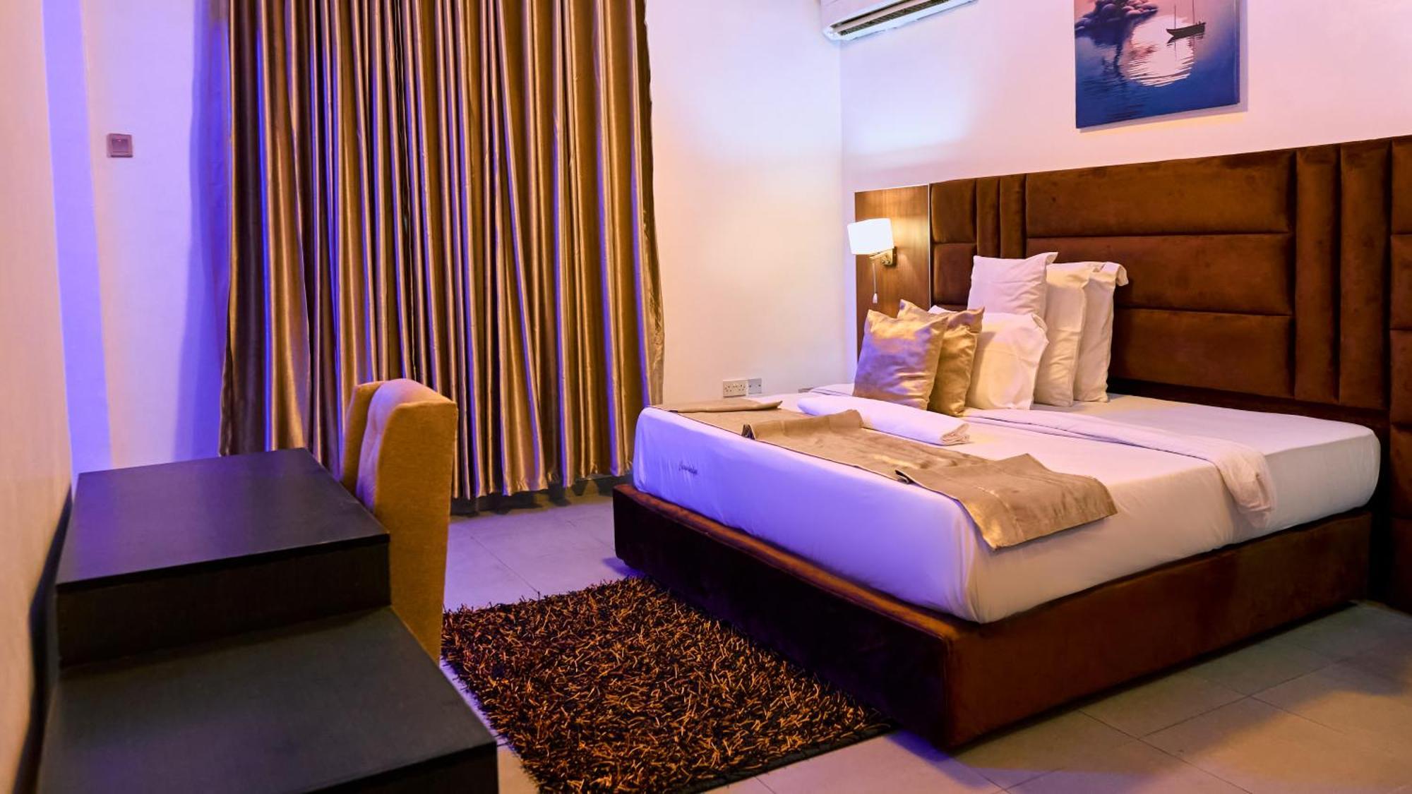 Crownedge Hotels Lagos Exteriör bild